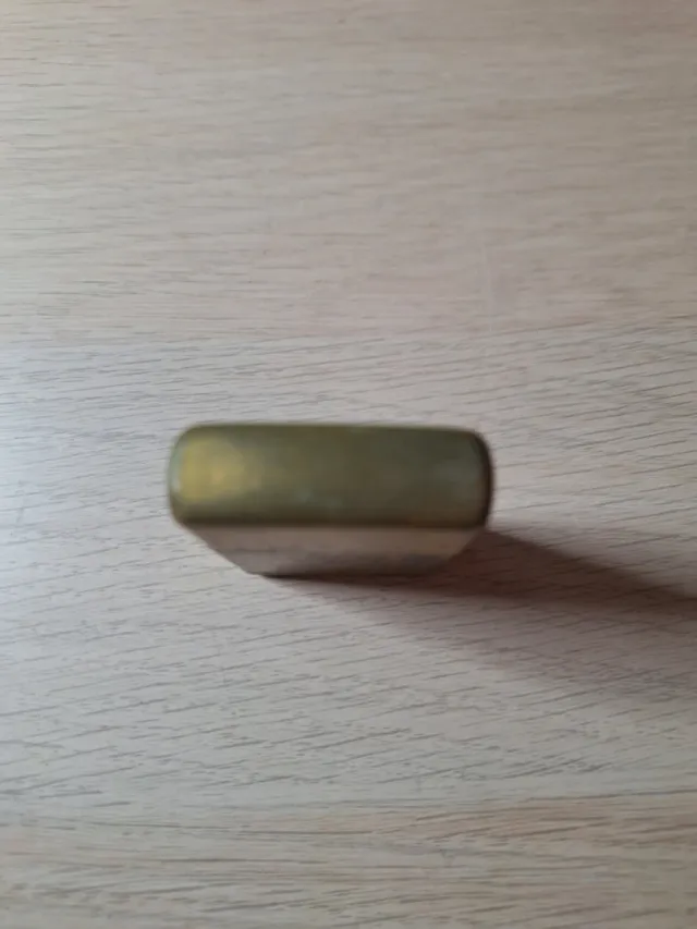 Vecchia accendino Zippo in ottone massiccio