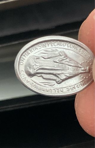 Antigua medalla de la Virgen María