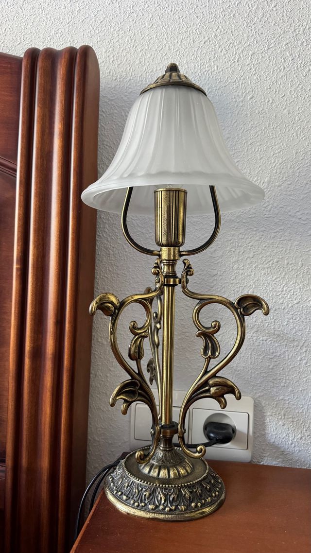 Ho 2 lampade da tavolo dorate e bianche