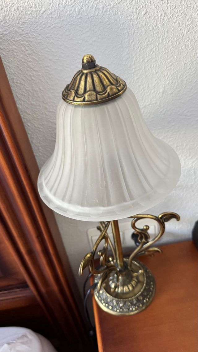 Ho 2 lampade da tavolo dorate e bianche