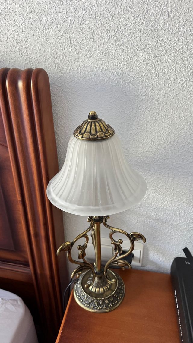 Ho 2 lampade da tavolo dorate e bianche