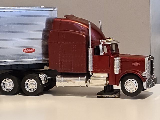 Camion Peterbilt con Rimorchio