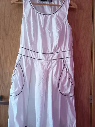 Vestido blanco con ribete negro