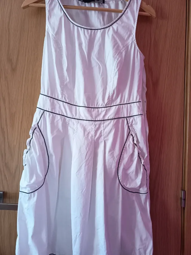 Vestido blanco con ribete negro