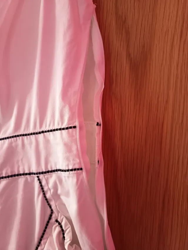 Vestido blanco con ribete negro