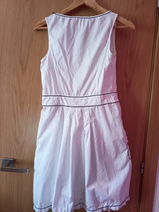 Vestido blanco con ribete negro