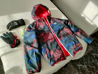 Anorak reversible, pantalones y guantes esquí niño