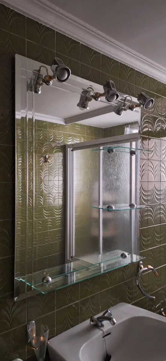 Espejo para baño con baldas y luz