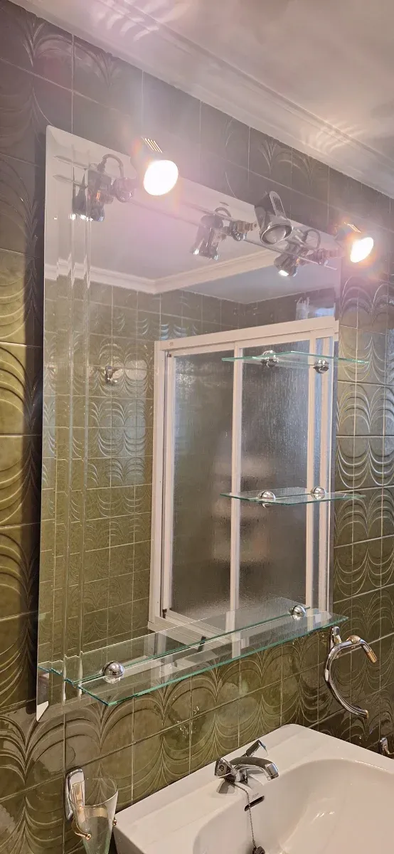 Espejo para baño con baldas y luz