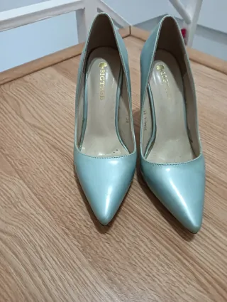 Zapatos de salón tacón azul y suela roja