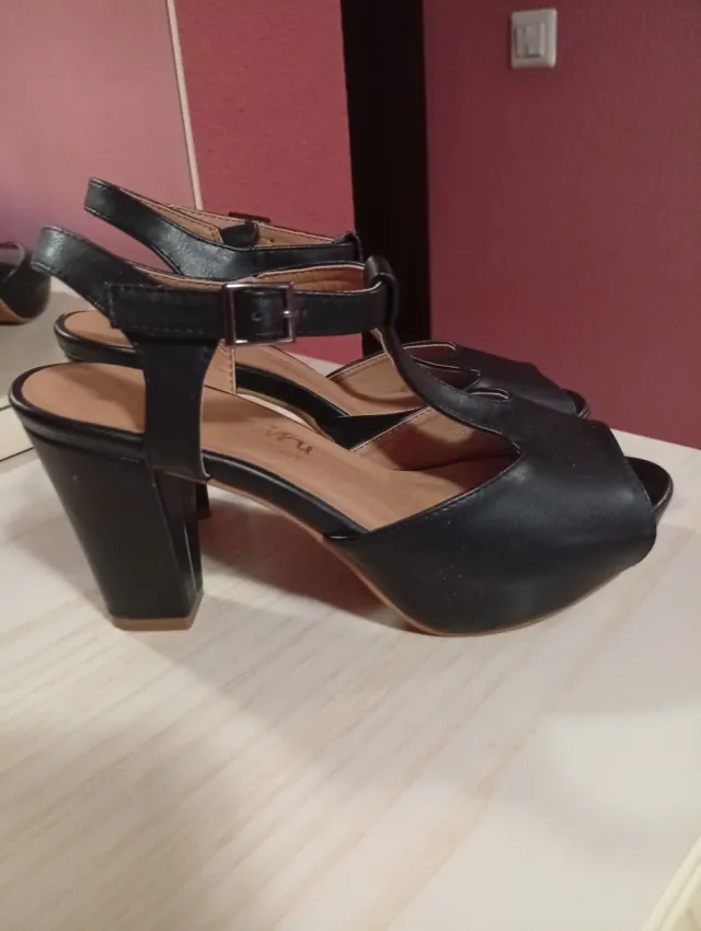 Sandalias negras de mujer