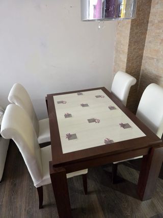Mesa de comedor extensible con 4 sillas