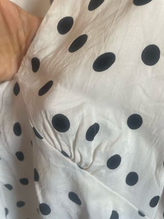 Blusa Mango Blanca con Lunares Negros