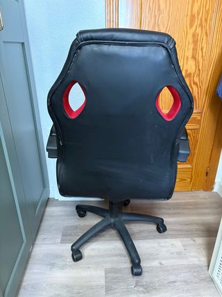 Silla Gaming Negra con Detalles Rojos