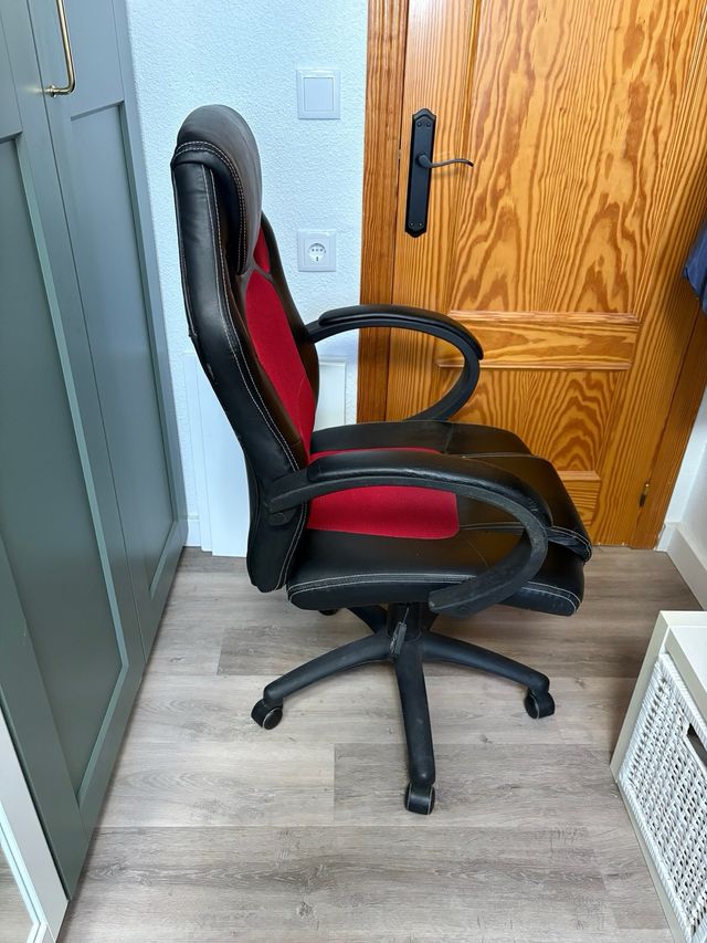 Silla Gaming Negra con Detalles Rojos