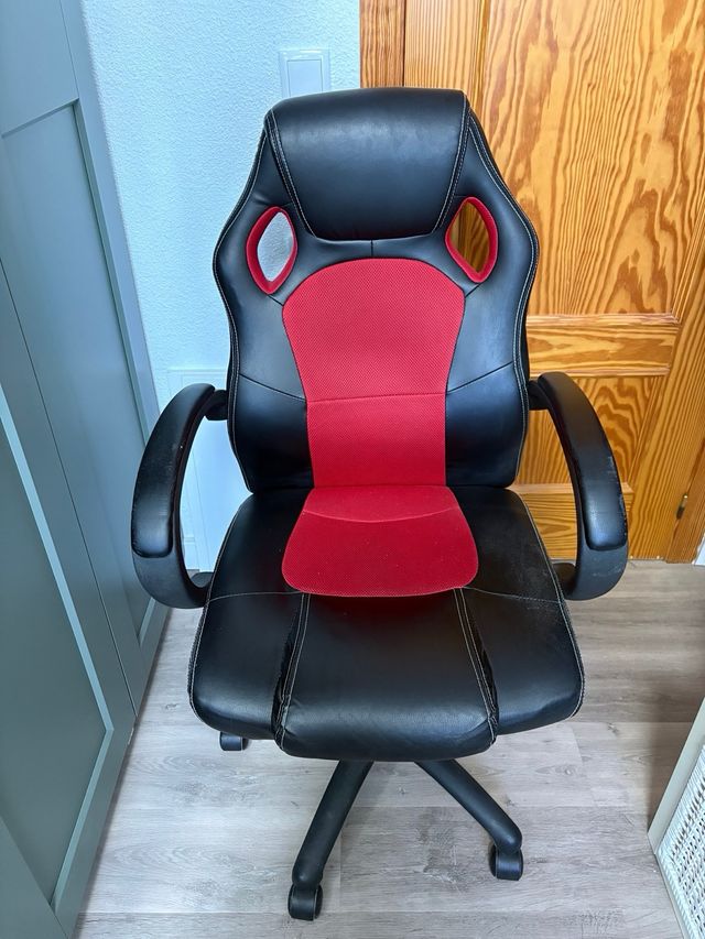 Silla Gaming Negra con Detalles Rojos