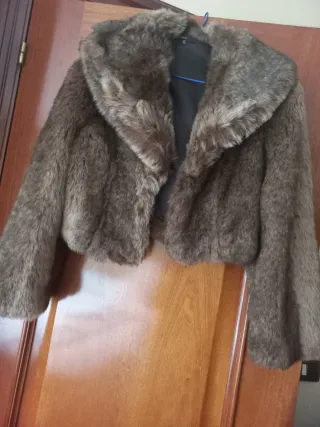 Chaquetón corto pelo marrón y veis