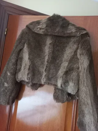 Chaquetón corto pelo marrón y veis