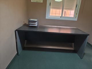 Mesa de escritorio wengué en buen estado