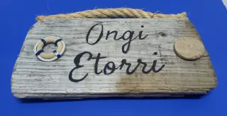 Letrero Ongi Etorri sobre madera recuperada