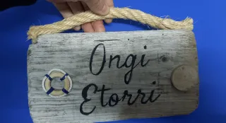 Letrero Ongi Etorri sobre madera recuperada