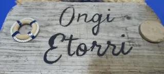 Letrero Ongi Etorri sobre madera recuperada