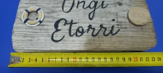 Letrero Ongi Etorri sobre madera recuperada