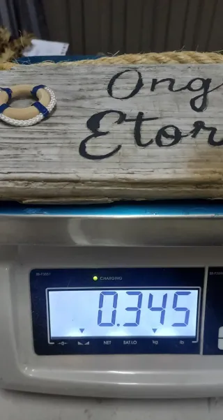 Letrero Ongi Etorri sobre madera recuperada