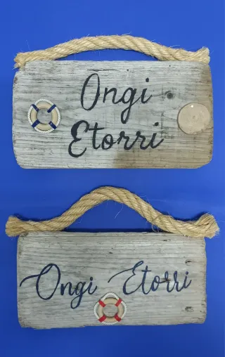 Letrero Ongi Etorri sobre madera recuperada