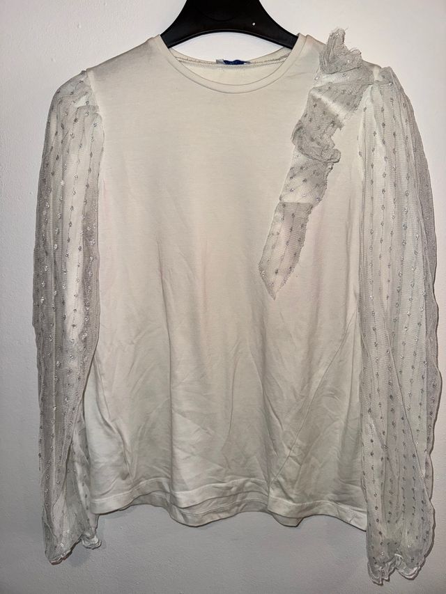 Jersey de color blanco con detalles plateados