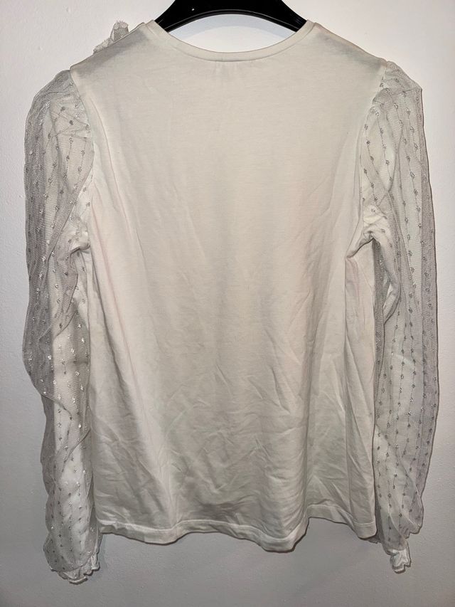 Jersey de color blanco con detalles plateados