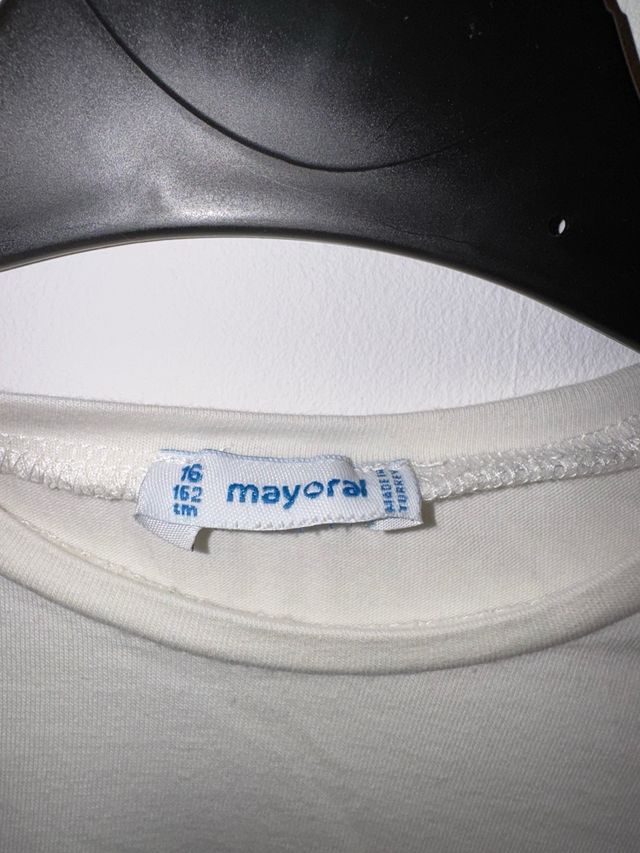 Jersey de color blanco con detalles plateados