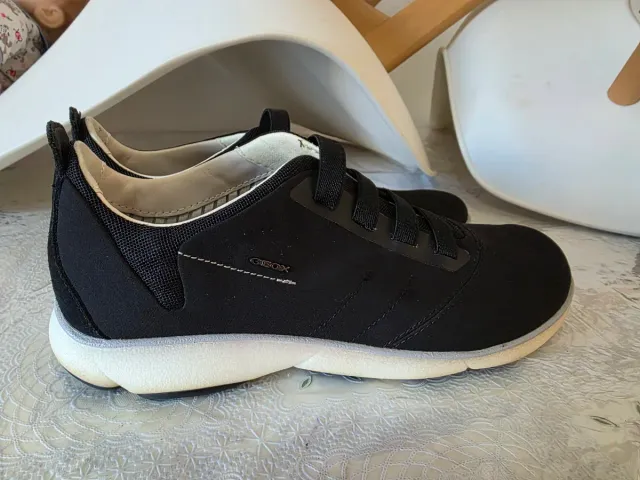 Zapatilla Geox Negra y Blanca