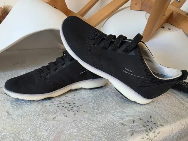 Zapatilla Geox Negra y Blanca