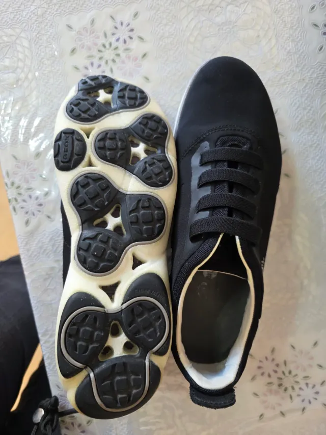 Zapatilla Geox Negra y Blanca