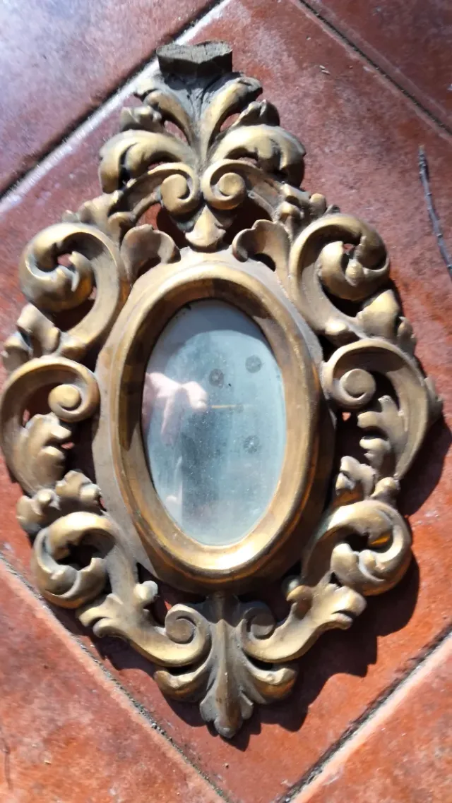 Marco antiguo dorado ovalado, visor de diapositiva