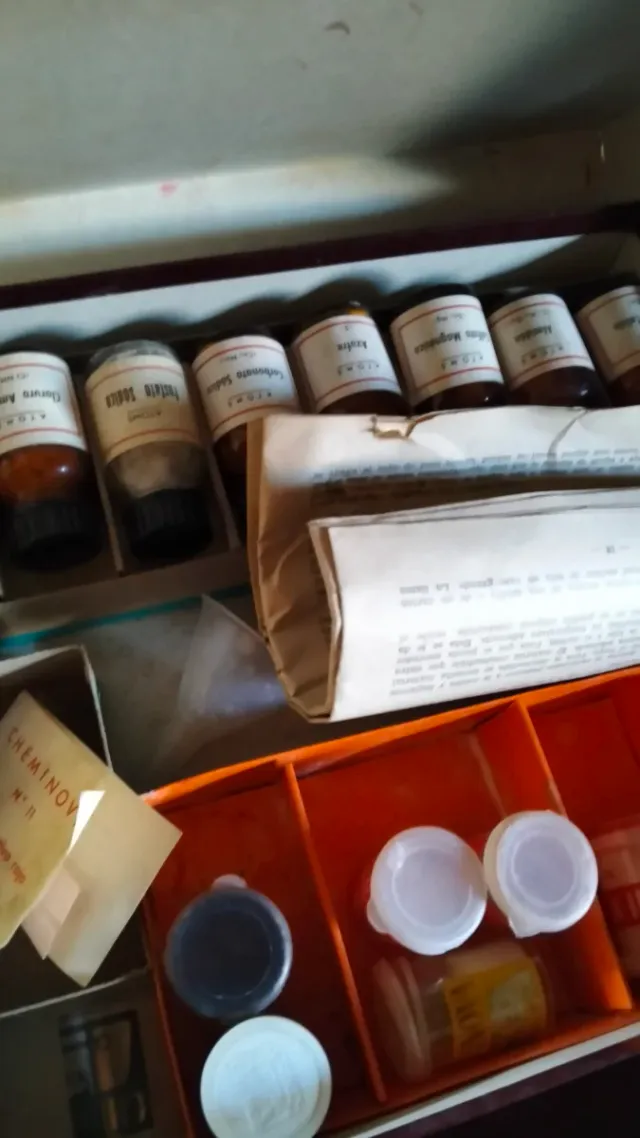 Marco antiguo dorado ovalado, visor de diapositiva