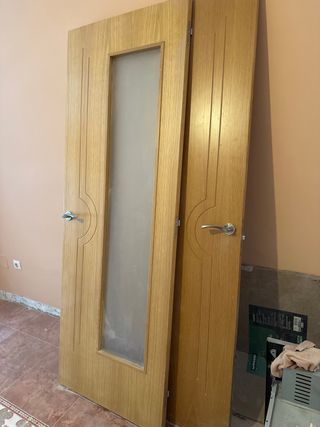 Dos puertas de madera con cristal