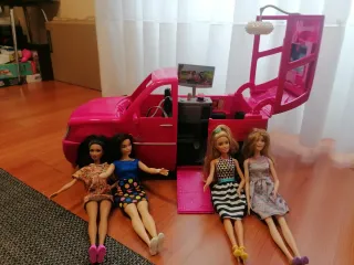 Furgoneta Barbie con muñecas