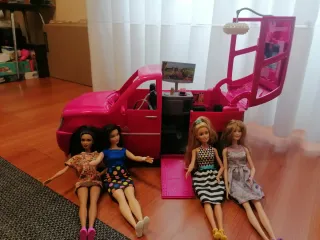 Furgoneta Barbie con muñecas