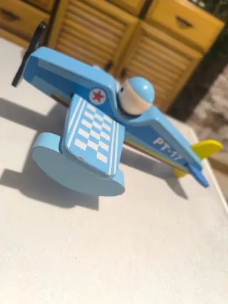 Avión de madera para niños