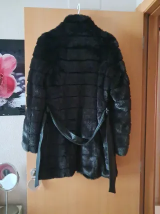 Abrigo negro de pelo sintético