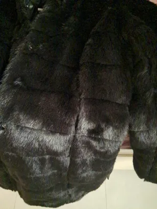 Abrigo negro de pelo sintético