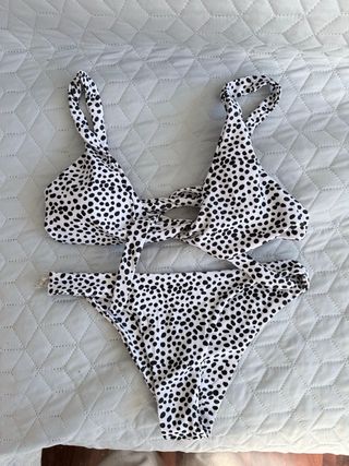 Bikini lunares blanco y negro