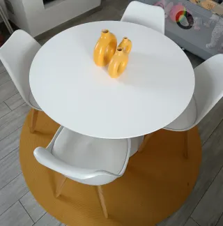 Tavolo rotondo bianco con 4 sedie