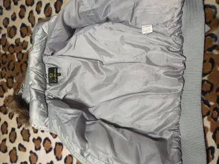 Cazadora plateada capucha pelo Talla L/XL