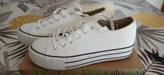 Bambas estilo Converse blancas. Una sola puesta.