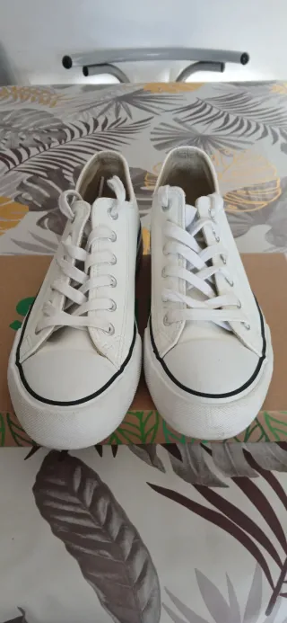 Bambas estilo Converse blancas. Una sola puesta.