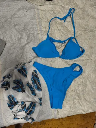 Bikini azul con pareo estampado