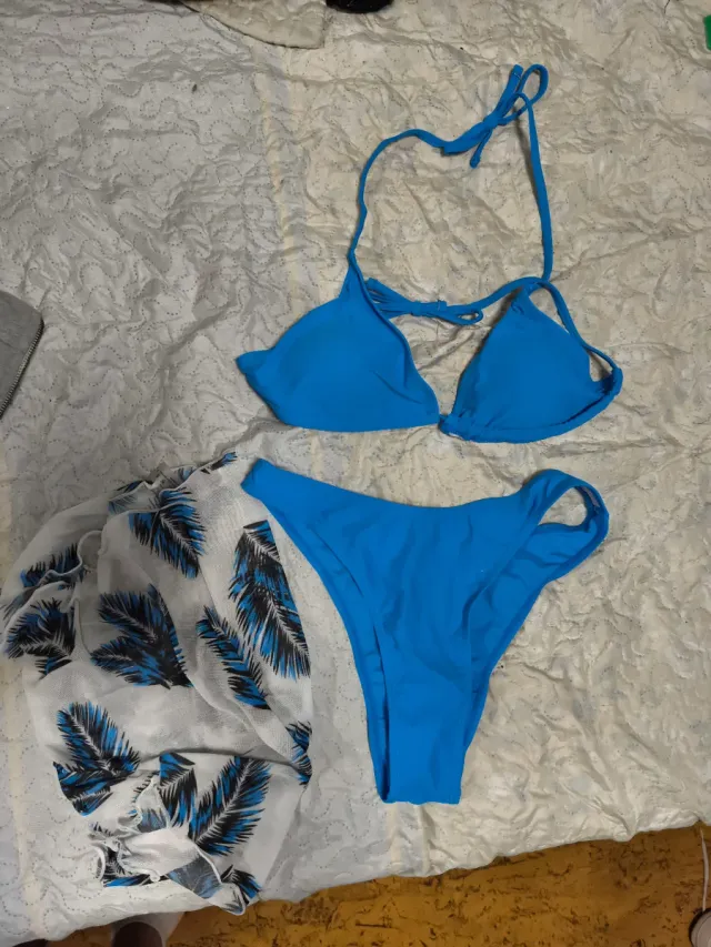 Bikini blu con pareo stampato